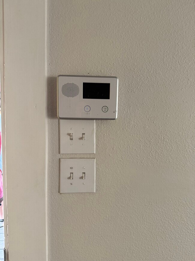 Building Photo - 814 Iowa St