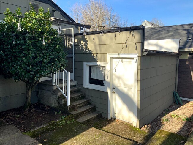 Building Photo - 4 Bedroom, 1.5 Bath House