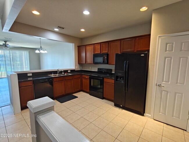 Building Photo - 6918 Roundleaf Dr