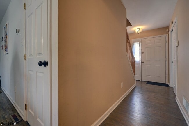 Building Photo - 31 Ashwood Ave