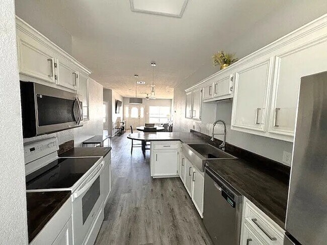Building Photo - 4 bed 4 bath duplex - $500 per bed