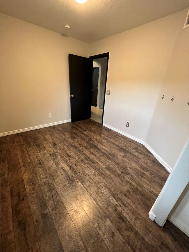 Building Photo - HOUSE FOR RENT