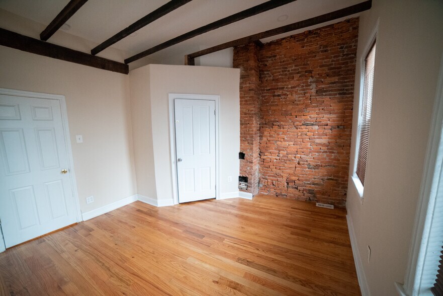 Building Photo - 2138 Sears St