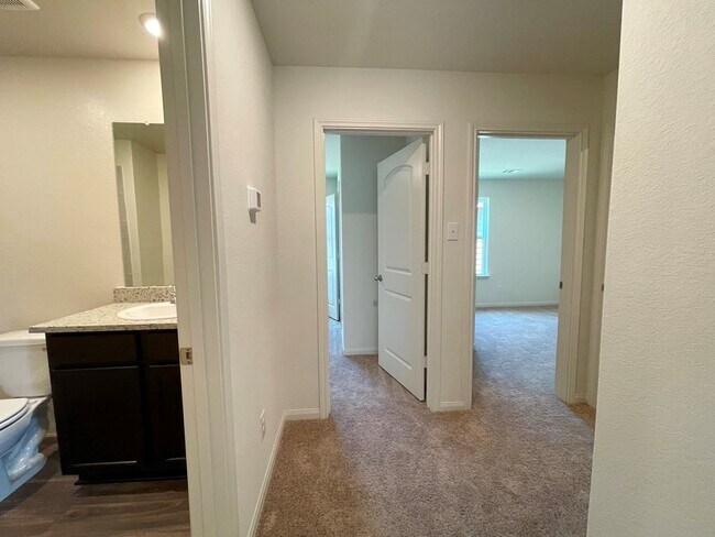 Building Photo - 313 Cres Park Dr