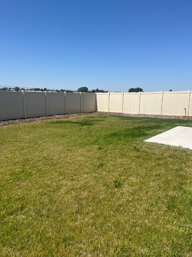 Building Photo - "Charming 3-Bed, 2-Bath Gem in Nampa