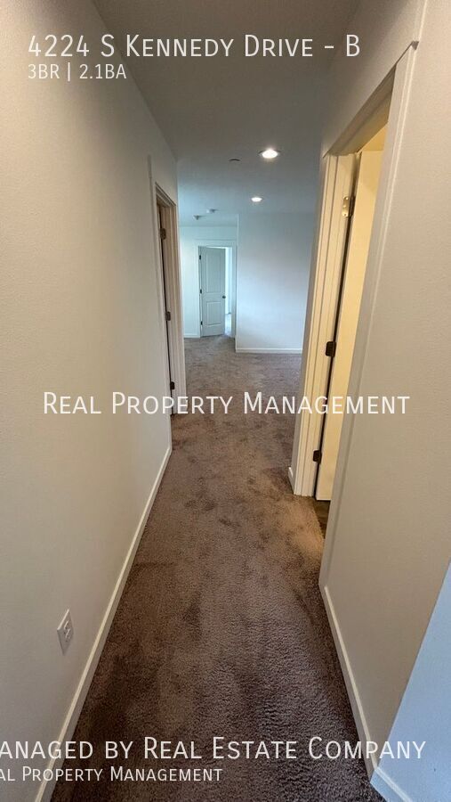 Building Photo - 4224 S Kennedy Dr