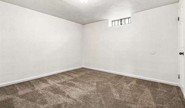 Building Photo - Furnished 3 bedroom 1 bathroom apartment