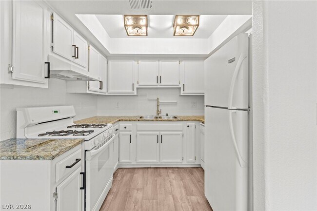 Building Photo - 2212 Silver Pine Dr