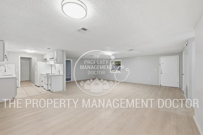 Building Photo - Modern 3/2 with an office Renovated Home in Orange Park - Ready for Immediate Move-In!