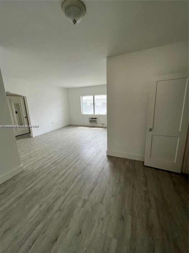 Building Photo - 945 Bay Dr