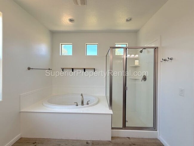 Building Photo - Darling 4 bed, 2 bath home w/2 car garage
