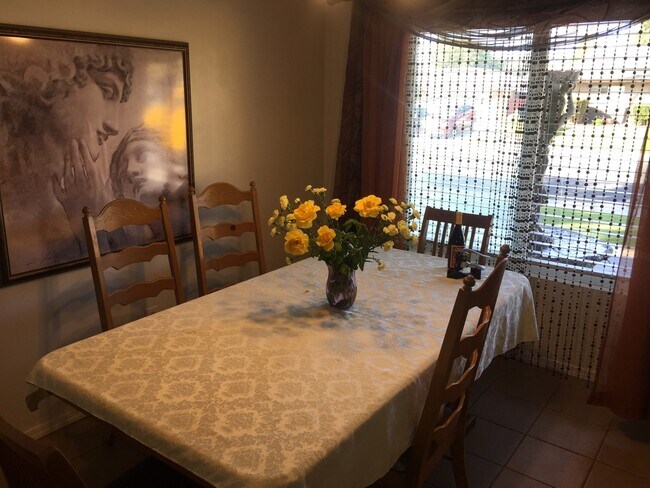 Building Photo - Beautiful 4 Bedroom House in NW Bakersfiel...