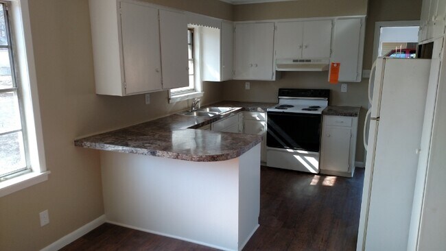 Building Photo - 313 Hickory St