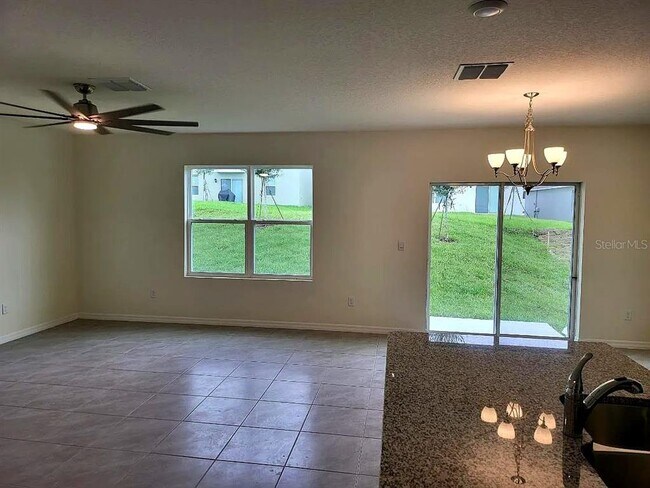 Building Photo - 2030 Maple Ridge Dr