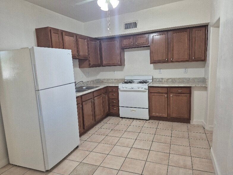 Building Photo - 613 W 41st St