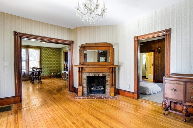 Building Photo - 19 Pine St