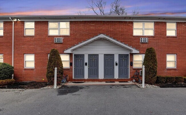 Building Photo - Renovated Apartment Available