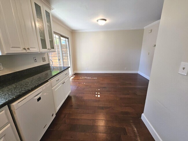 Building Photo - Lovely updated 3 bedroom, 2 bath condo