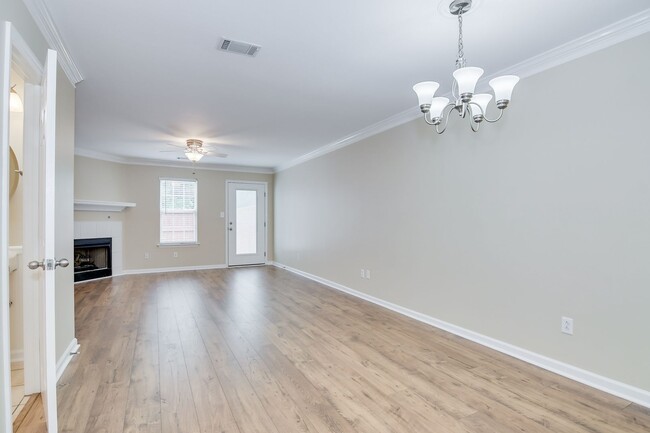 Building Photo - 2 Bedroom 2.5 Bath Townhouse
