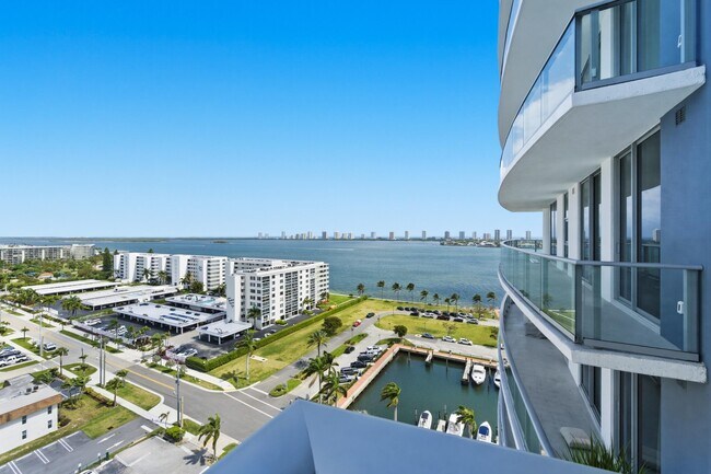 Building Photo - 220 Lake Shore Dr