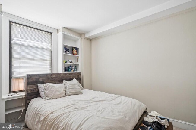 Building Photo - 2031 Locust St