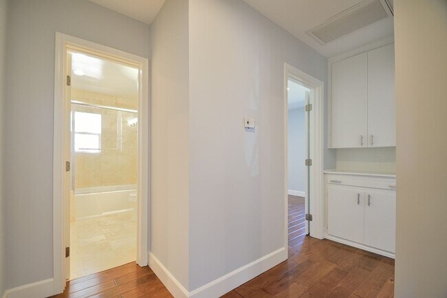 Building Photo - 3 Bedroom 2 bath Home, 2 Car garage, Air Conditioned