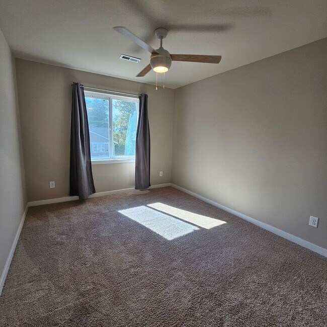Building Photo - 2444 Seringa Ave