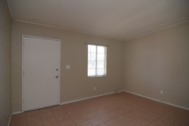 Building Photo - Charming 1 Bedroom  1 Bath Duplex! South Tucson Location!