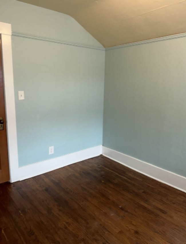 Building Photo - Large House, 6 Bedrooms Preleasing NOW!