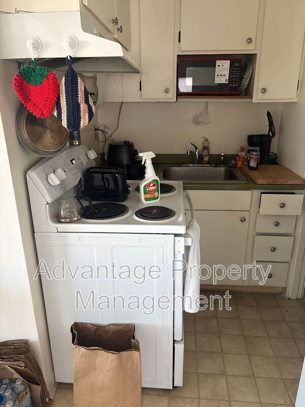 Building Photo - 146 SW Cottage St