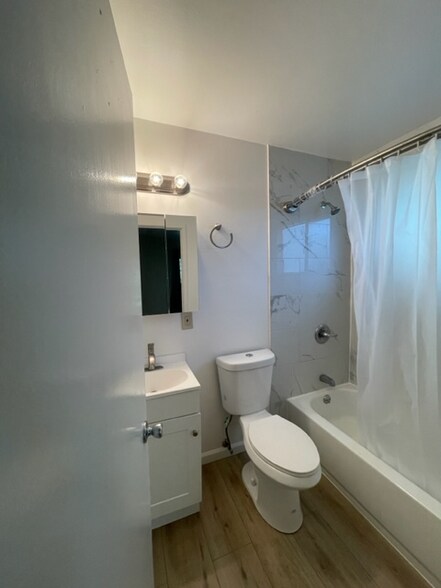 Building Photo - 5412 Claremont Ave