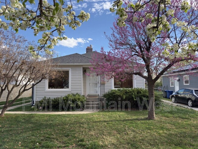 Building Photo - 1878 E Stratford Ave