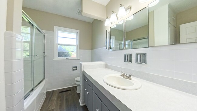 Building Photo - Spacious 3 Bedroom 1.5 Bath Home- Located ...
