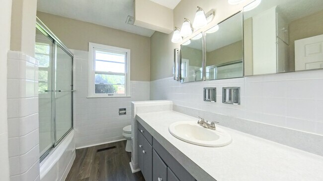 Building Photo - Spacious 3 Bedroom 3 Bath Home- Located on...