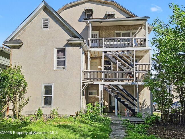 Building Photo - 122 Willow St