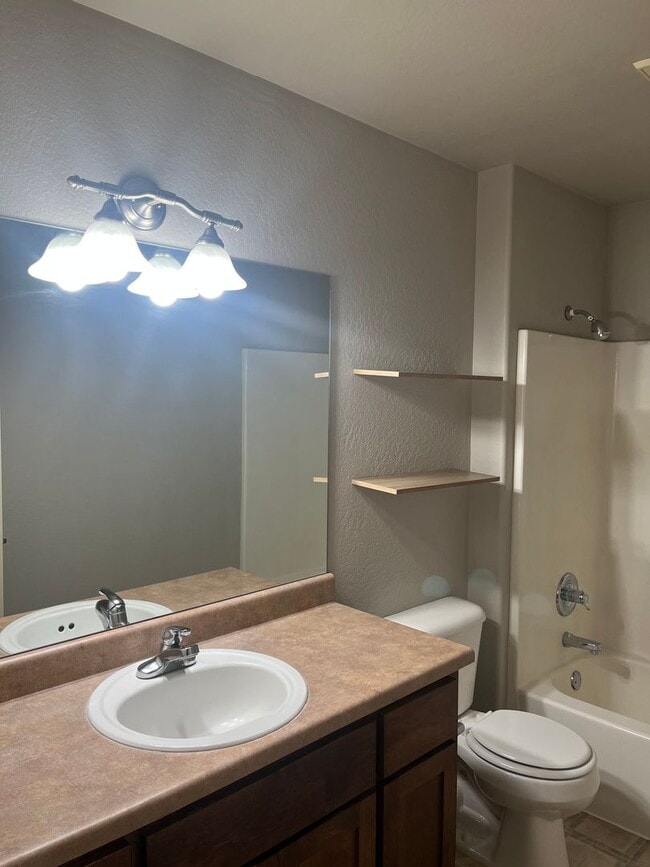 Building Photo - 2 Bedroom 2.5 Bath House