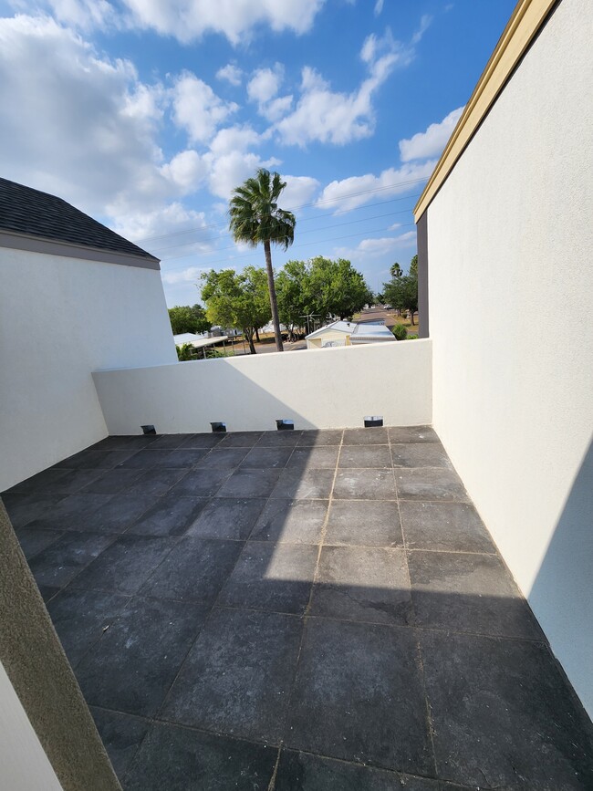 Building Photo - 702 W Seminole Ave