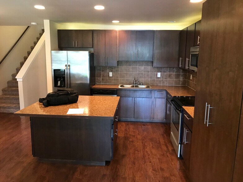 Building Photo - 1220 W Bismark Ave