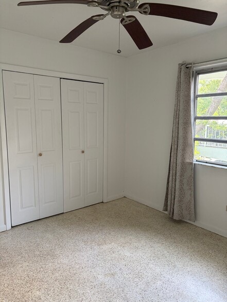 Building Photo - 117 N Bay Harbor Dr