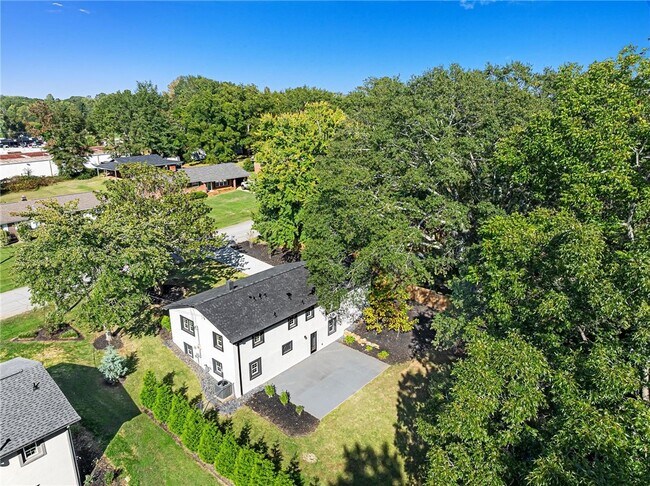 Building Photo - 710 Evelyn Dr