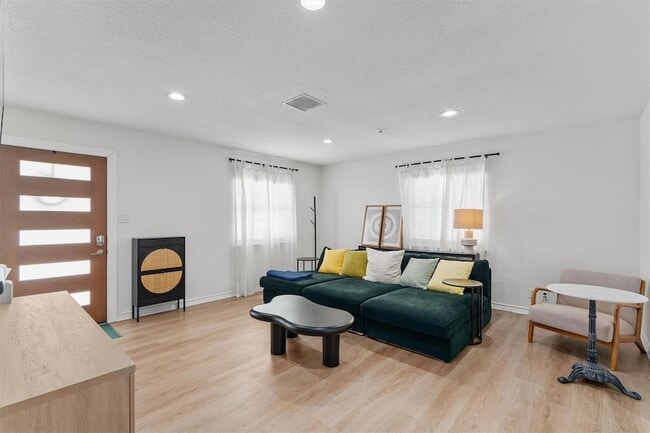 Building Photo - 802 Leisure Run Cove