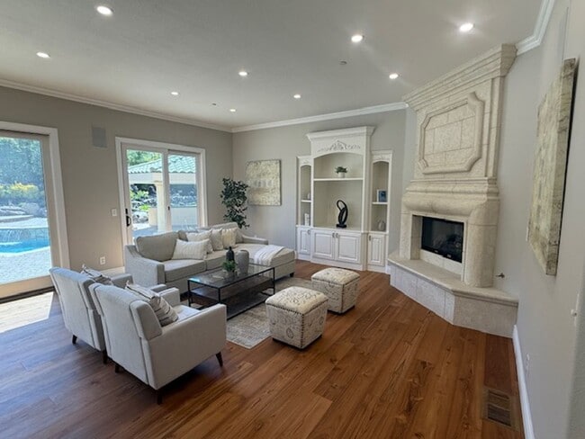 Building Photo - Luxury Two-Story 4BD/4.5BA Home, Located i...