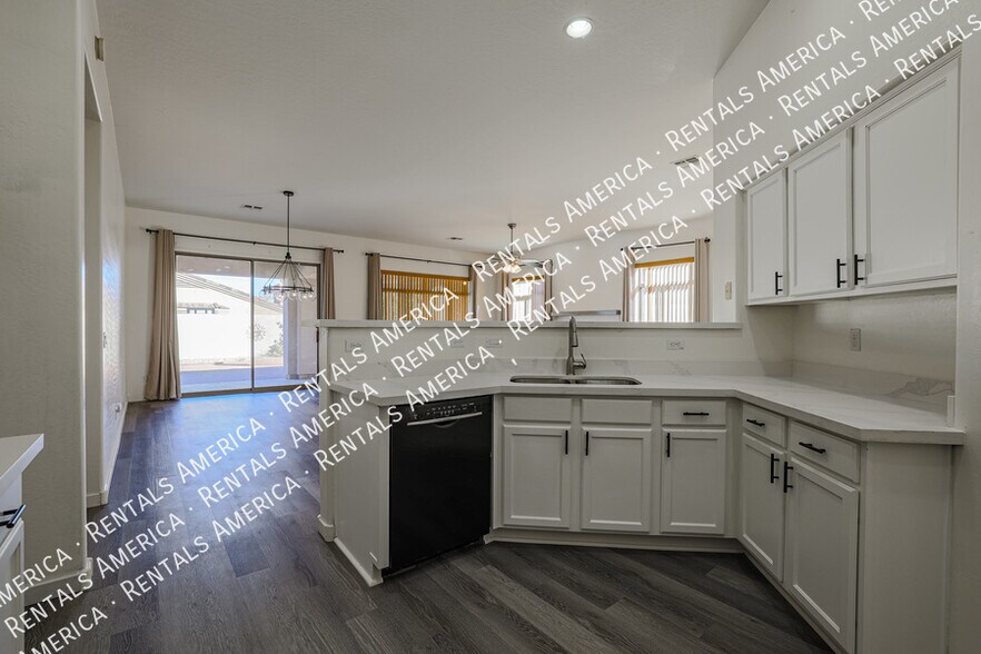 Building Photo - 2126 E Fawn Dr