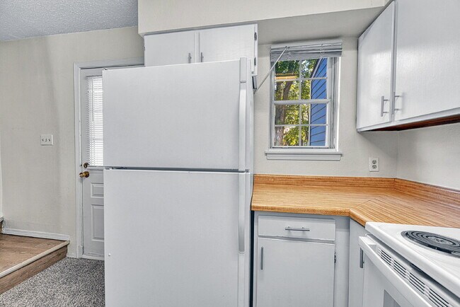 Building Photo - $1,465 - 2 Bed 1 Bath Townhome in Aurora w...