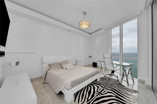 Building Photo - 16001 Collins Ave