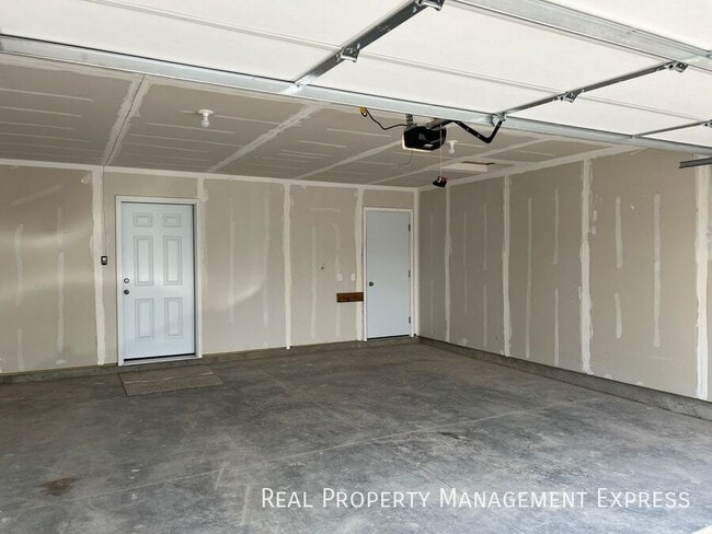 Building Photo - Modern 3 Bedroom 2.5 Bathroom Townhome