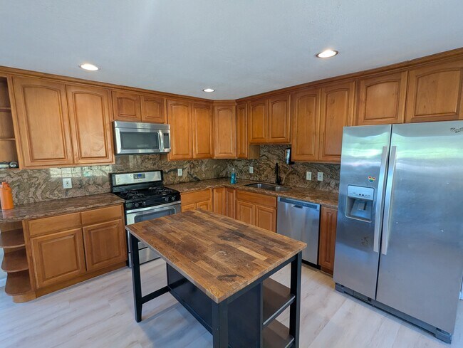 Building Photo - 706 Appian Way