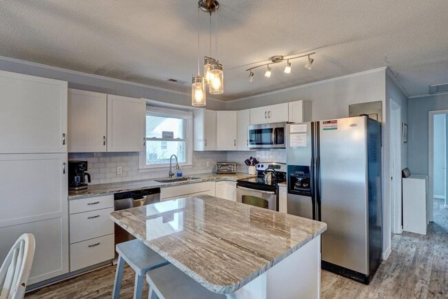 Building Photo - FURNISHED OFF-SEASON MONTHLY RENTAL-STARTI...