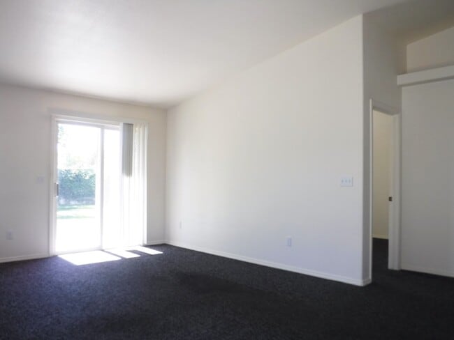 Building Photo - Adorable 2 bed 2 bath Town Home in a quiet...