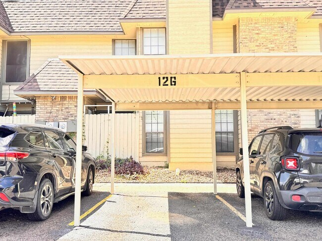 Building Photo - 200 Martingale